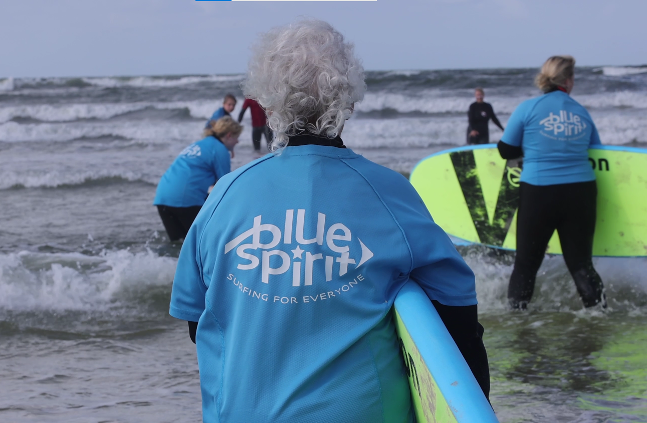Indlæs video: Se hvordan vores surfkurser foregår – fra første paddle-out til de første bølger. Oplev stemningen, teknikken og glæden ved at lære at surfe ved Vesterhavet i Hvide Sande sammen med Blue Spirit.